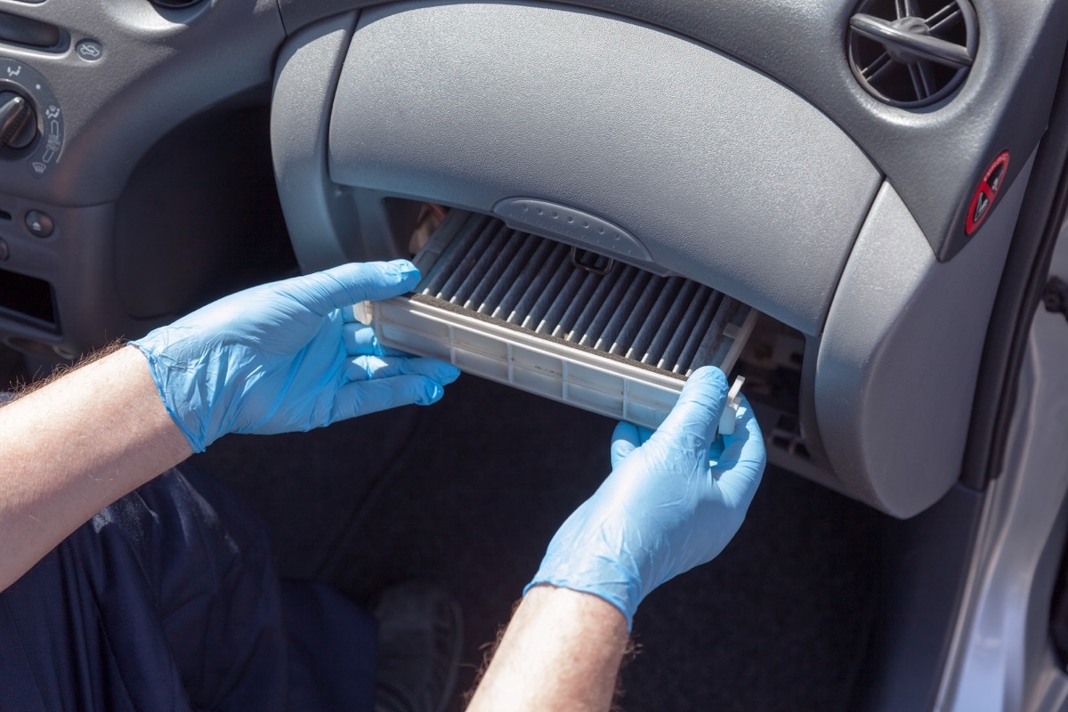 Replacing the cabin air filter