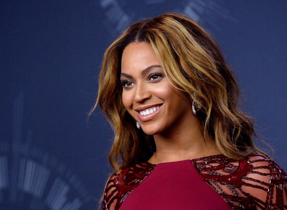 Beyonce poses backstage at the 2014 MTV Video Music Awards at the Forum