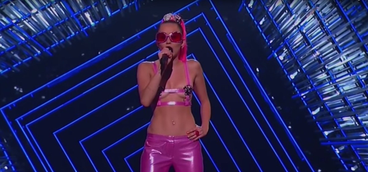 Miley Cyrus hosts VMAs