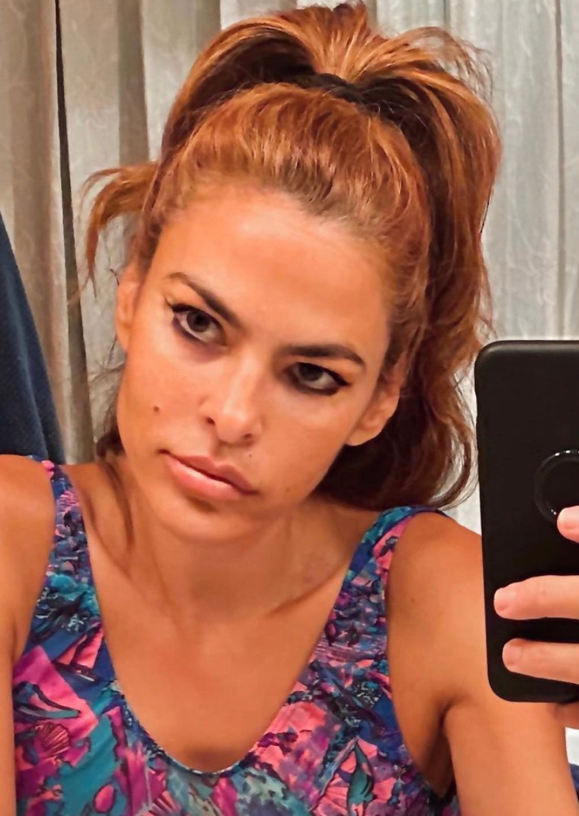 Eva Mendes selfie