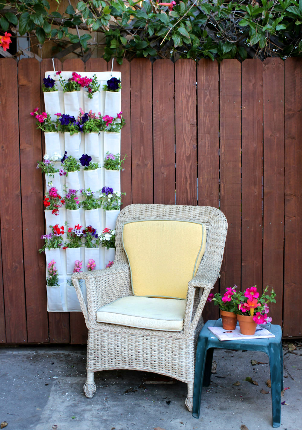 space-saving-garden-hacks-for-small-spaces-that-are-charming-and-inventive-02