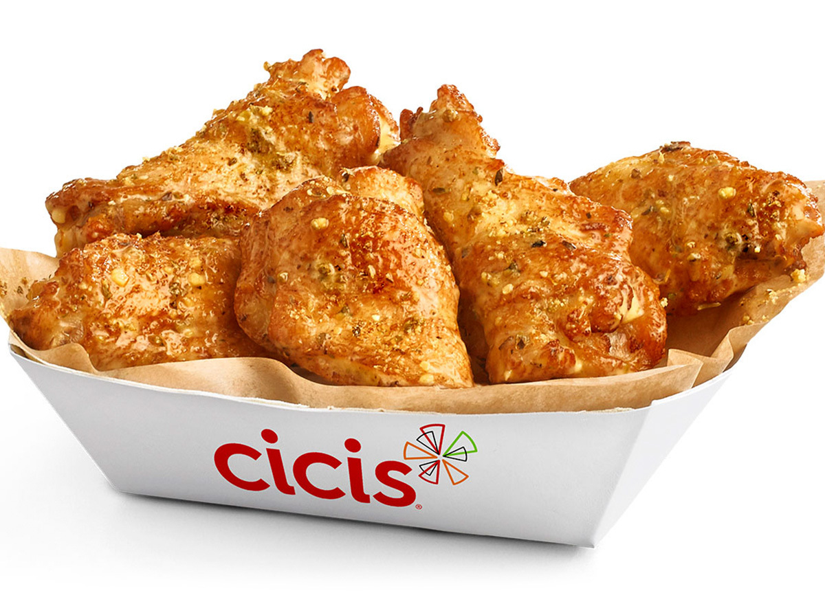 cicis garlic parmesan wings in to-go container