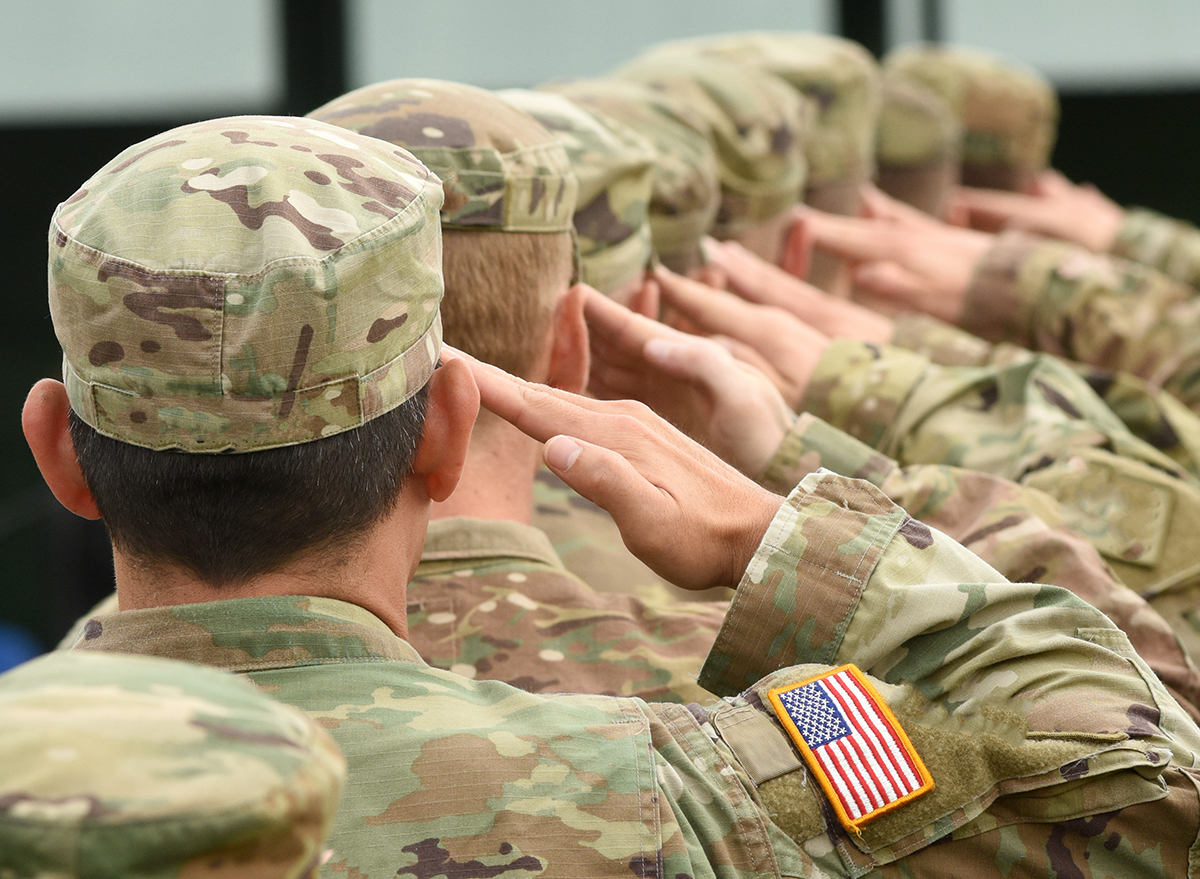 us soldiers giving salute