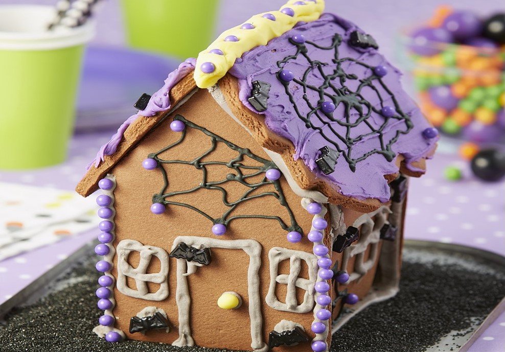 Haunted cookie house | 15 Easy Halloween Cookie Ideas | Her Beauty