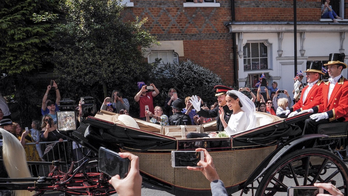 meghan harry drive away from wedding in carriage