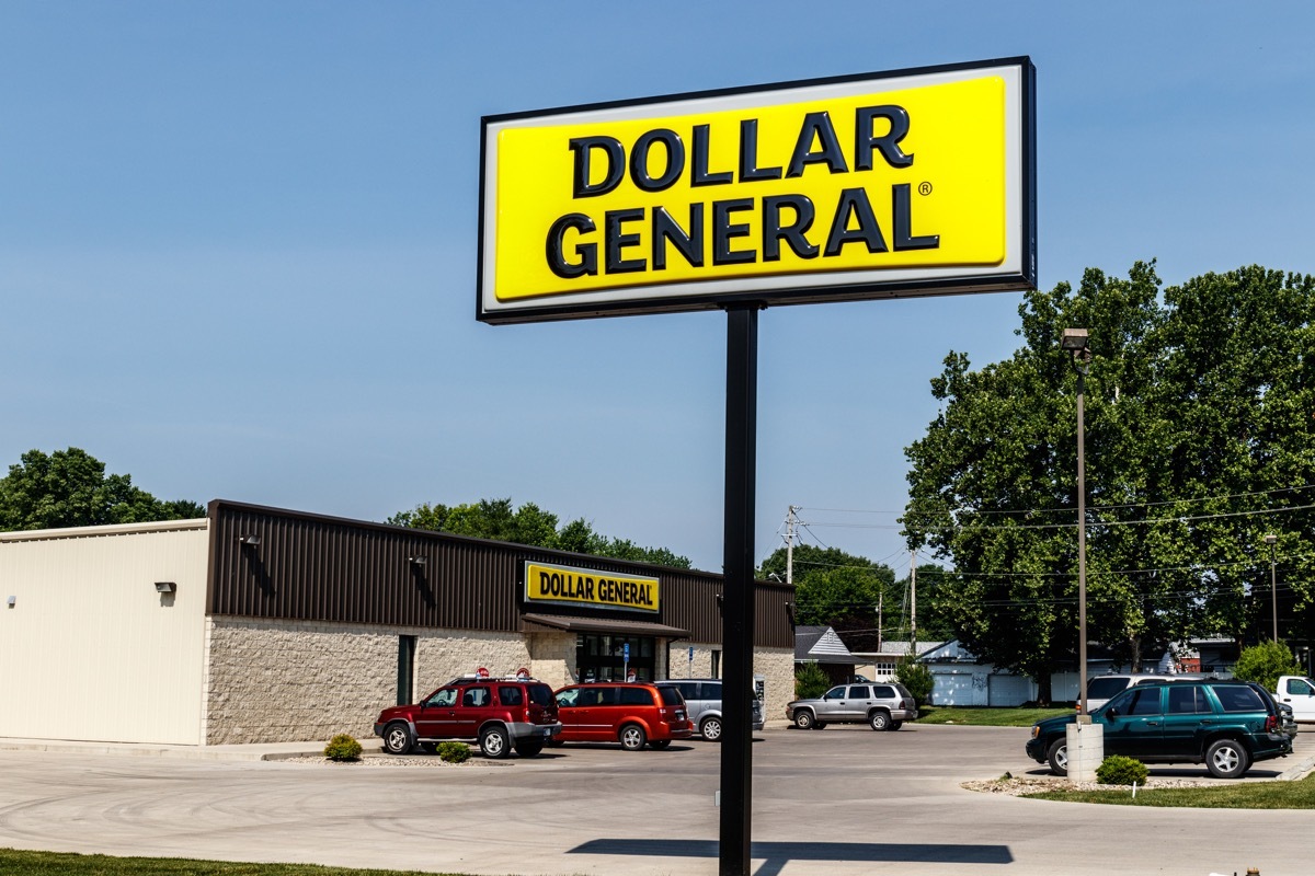 dollar general sign outside location