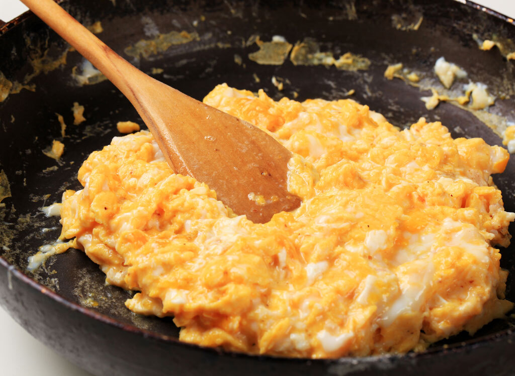 Scrambled eggs in pan