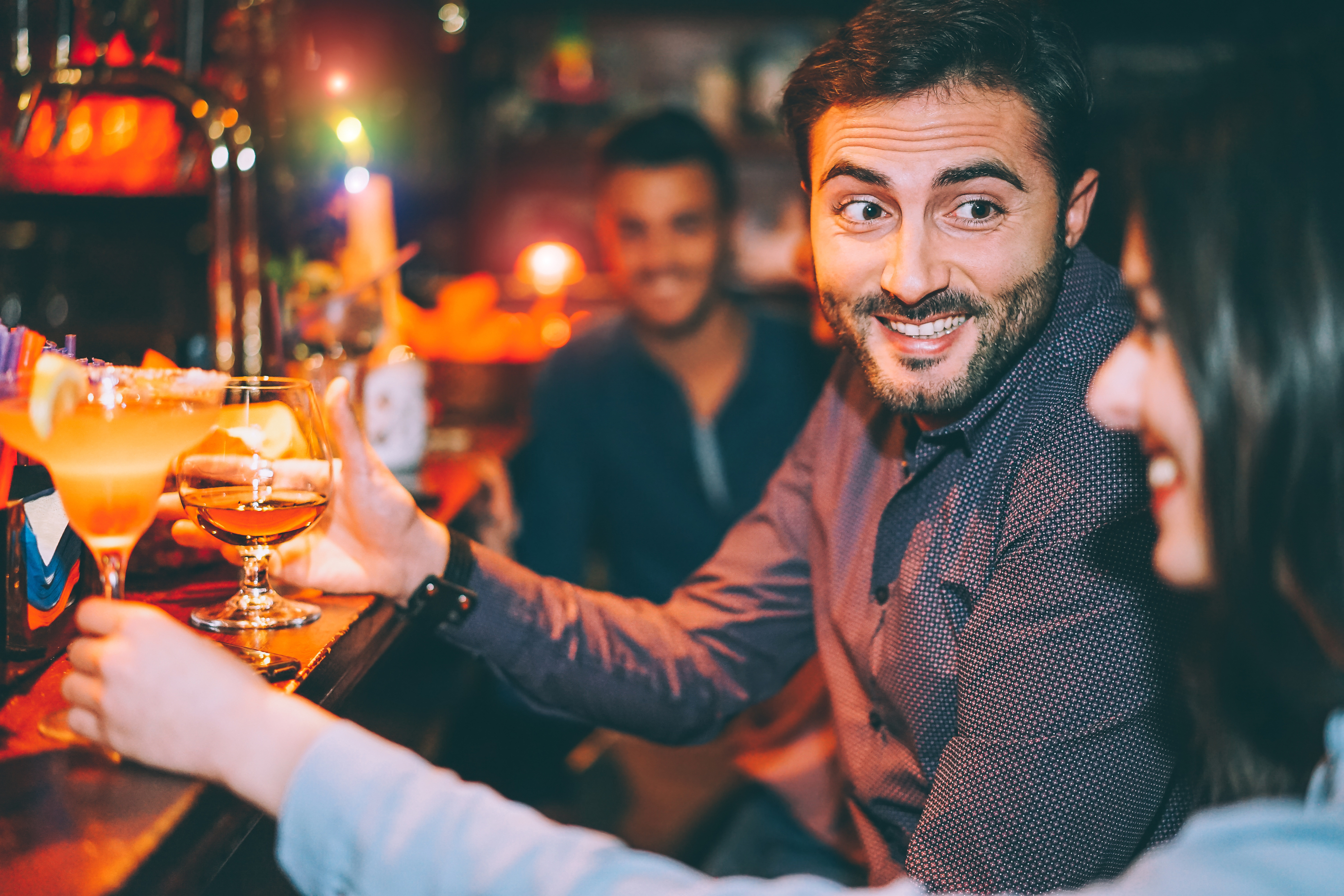 couple on their first date at a bar