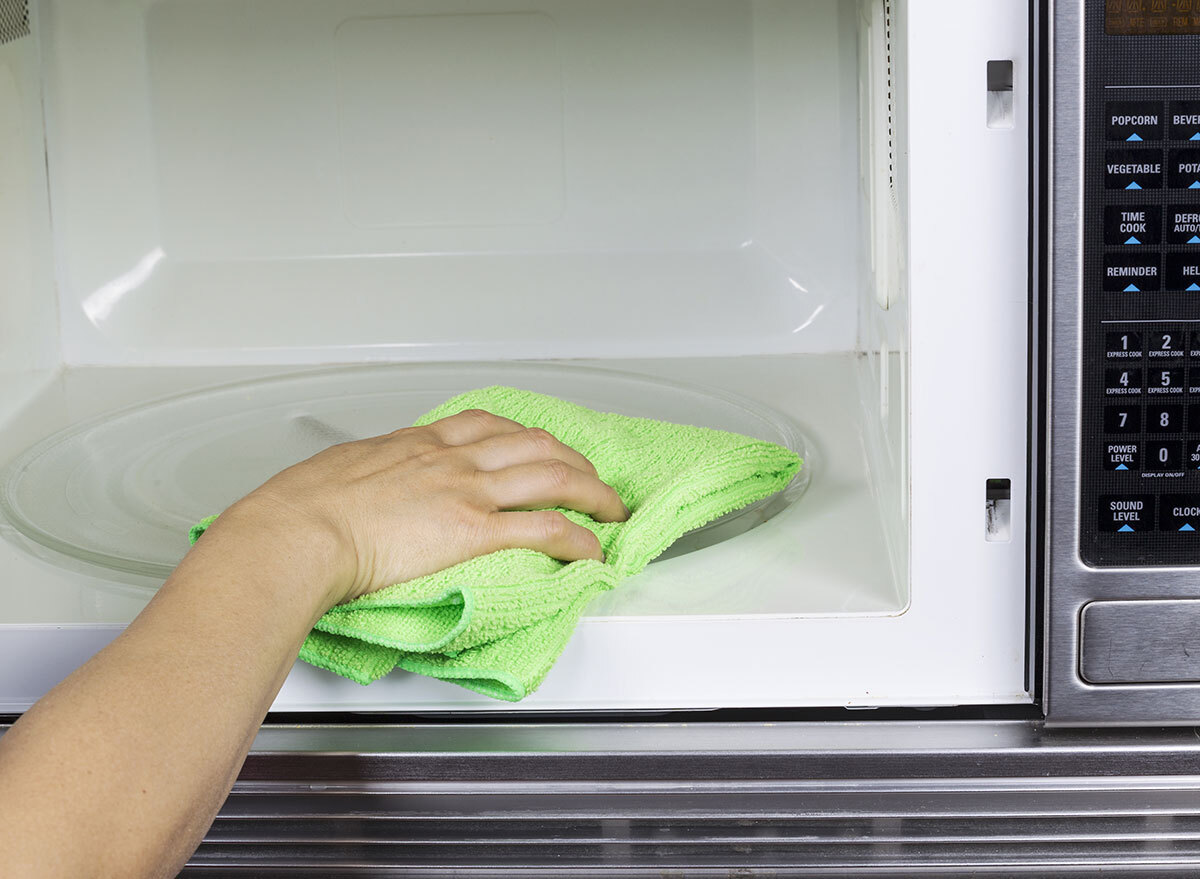 cleaning microwave