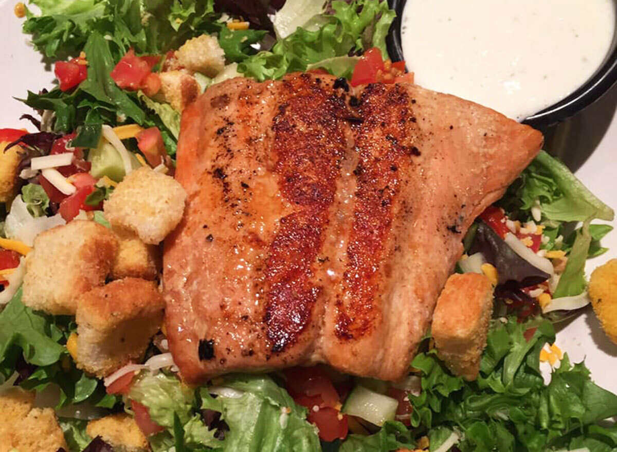 longhorn steakhouse grilled salmon salad