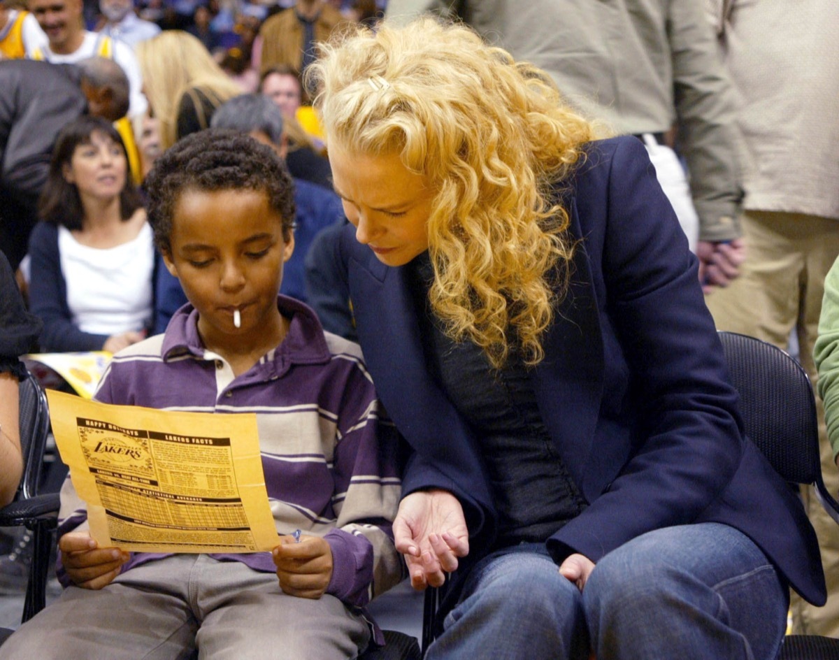 nicole kidman and connor cruise looking at yellow flier